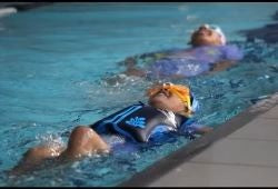 Benefits-of-using-a-Konfidence-Swim-Jacket-in-Swimming-Lessons Konfidence